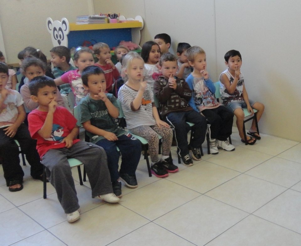 Crianças e professores participam de atividade de forma lúdica com a contação de histórias