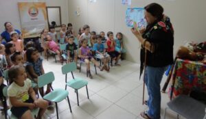 Crianças e professores participam de atividade de forma lúdica com a contação de histórias