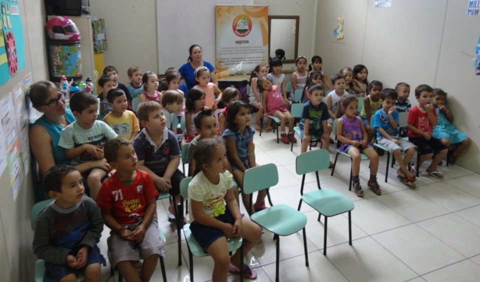 Crianças e professores participam de atividade de forma lúdica com a contação de histórias