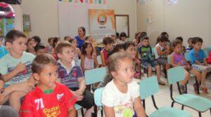 Crianças e professores participam de atividade de forma lúdica com a contação de histórias