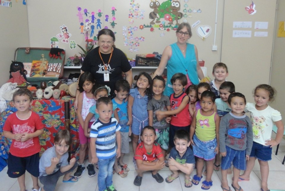 Crianças e professores participam de atividade de forma lúdica com a contação de histórias