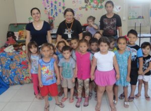 Crianças e professores participam de atividade de forma lúdica com a contação de histórias