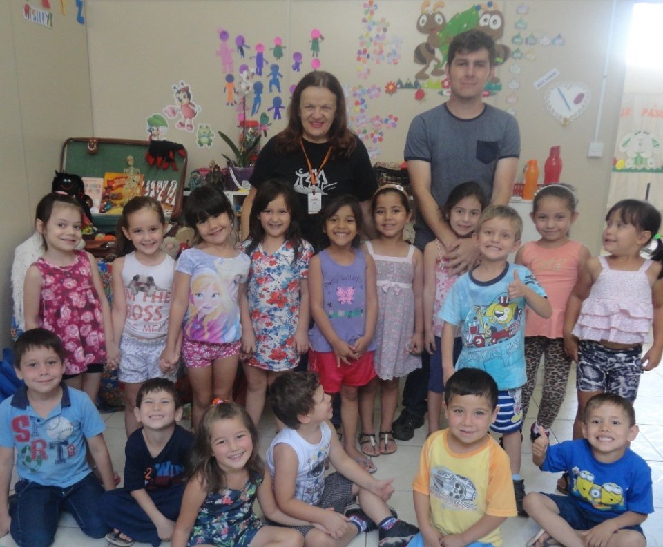 Crianças e professores participam de atividade de forma lúdica com a contação de histórias