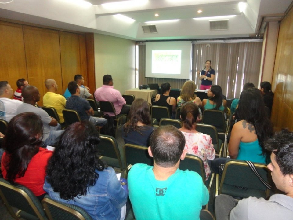 A Turminha da Reciclagem realiza treinamento sobre a reciclagem com promotores de venda