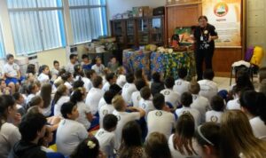 Ouvindo histórias pode-se viajar não apenas para outros países, mas também no passado, no futuro..