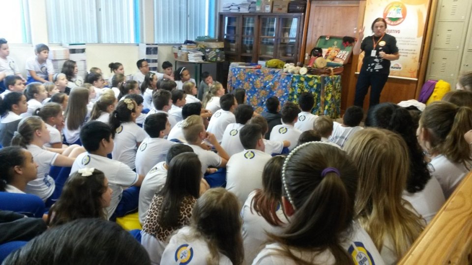 Ouvindo histórias pode-se viajar não apenas para outros países, mas também no passado, no futuro..