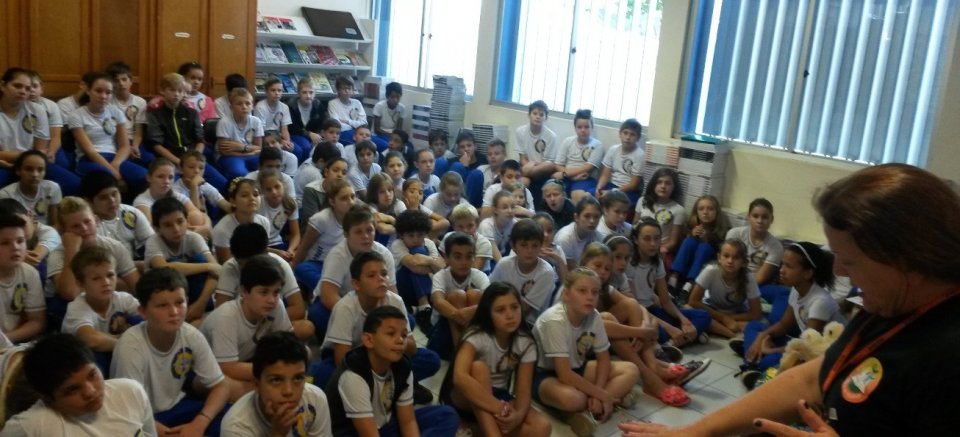 Ouvindo histórias pode-se viajar não apenas para outros países, mas também no passado, no futuro..