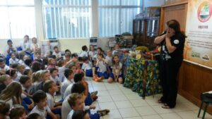 Ouvindo histórias pode-se viajar não apenas para outros países, mas também no passado, no futuro..