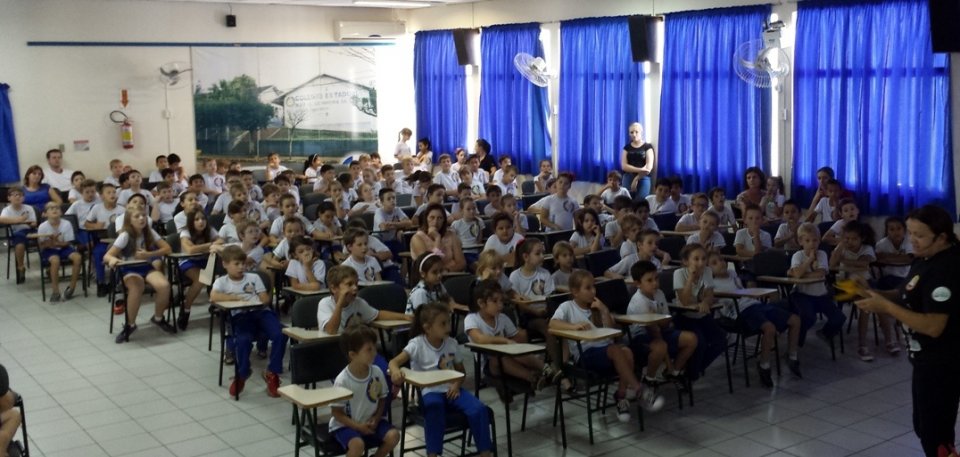 Ouvindo histórias pode-se viajar não apenas para outros países, mas também no passado, no futuro..