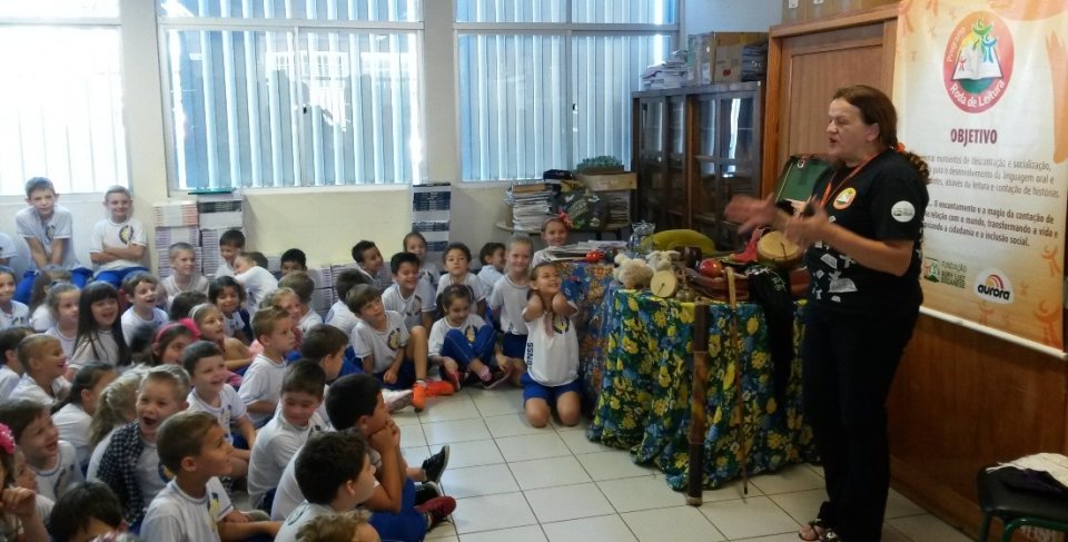 Ouvindo histórias pode-se viajar não apenas para outros países, mas também no passado, no futuro..