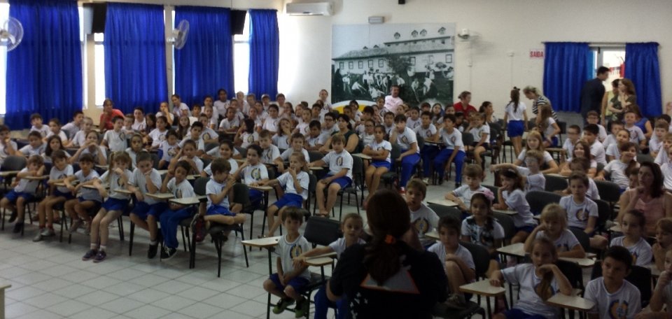 Ouvindo histórias pode-se viajar não apenas para outros países, mas também no passado, no futuro..