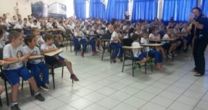 Ouvindo histórias pode-se viajar não apenas para outros países, mas também no passado, no futuro..