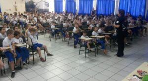 Ouvindo histórias pode-se viajar não apenas para outros países, mas também no passado, no futuro..