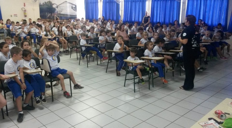 Ouvindo histórias pode-se viajar não apenas para outros países, mas também no passado, no futuro..