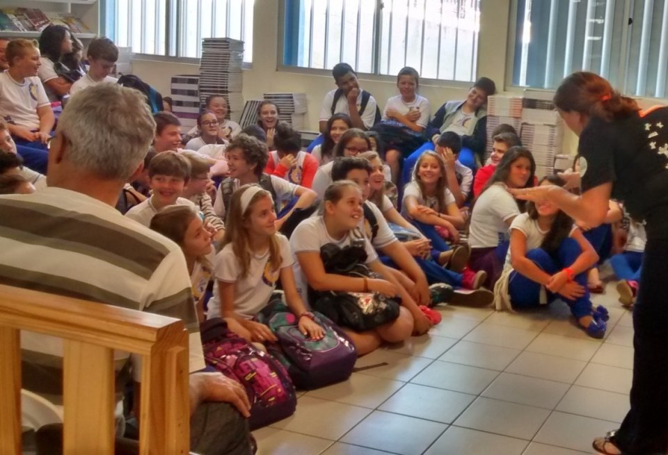 Ouvindo histórias pode-se viajar não apenas para outros países, mas também no passado, no futuro..