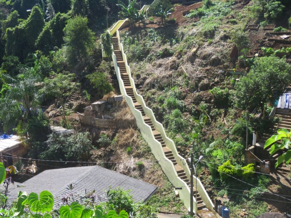 Associação de moradores e voluntários do amigo energia revitalizam escadaria em Herval d'Oeste-SC