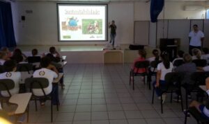 A Turminha da Reciclagem continua conscientizando alunos em diversas escolas