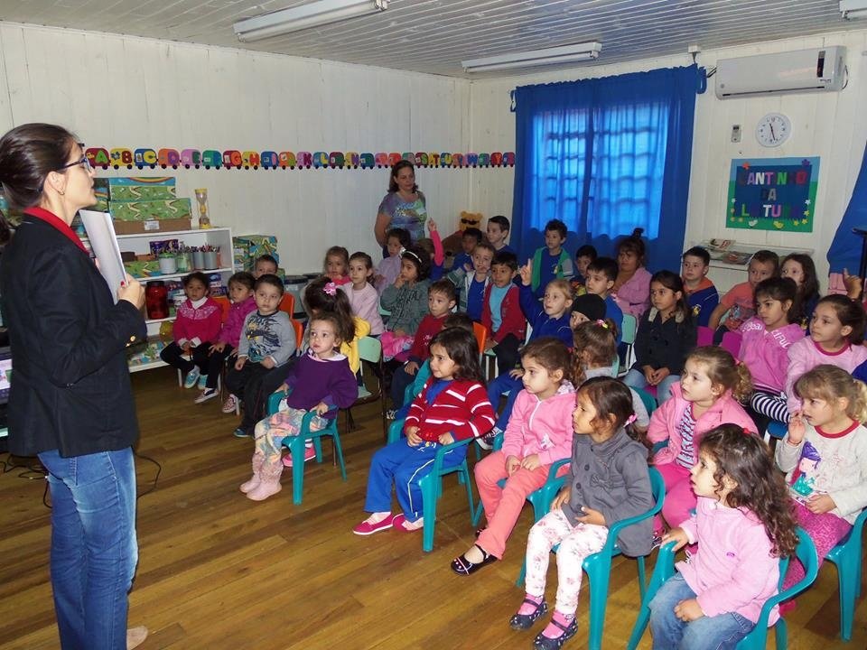 A Turminha da Reciclagem continua conscientizando alunos em diversas escolas