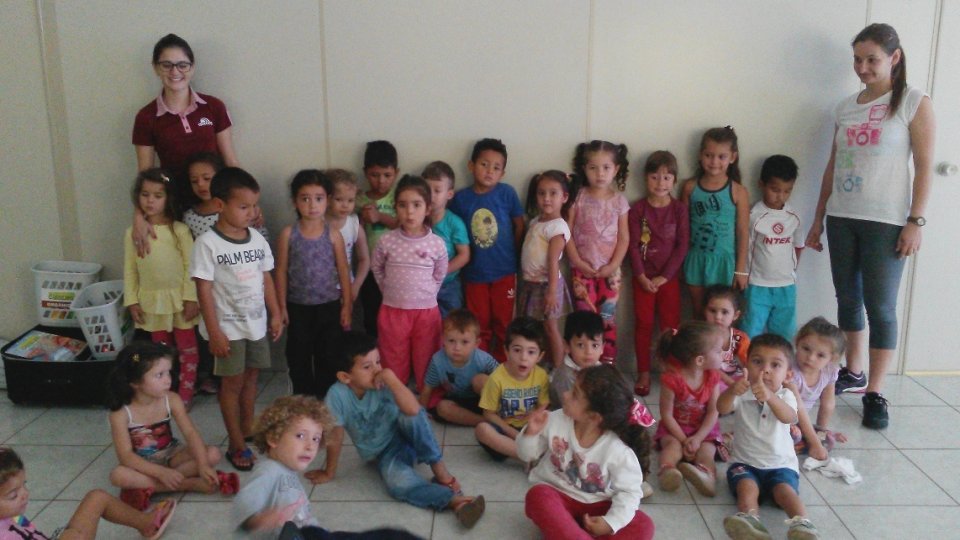 A Turminha da Reciclagem continua conscientizando alunos em diversas escolas