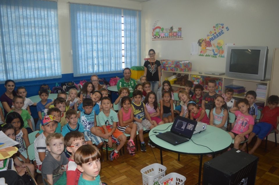 A Turminha da Reciclagem continua conscientizando alunos em diversas escolas