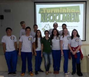 A Turminha da Reciclagem continua conscientizando alunos em diversas escolas