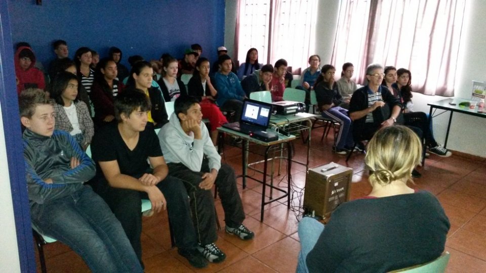 A Turminha da Reciclagem continua conscientizando alunos em diversas escolas