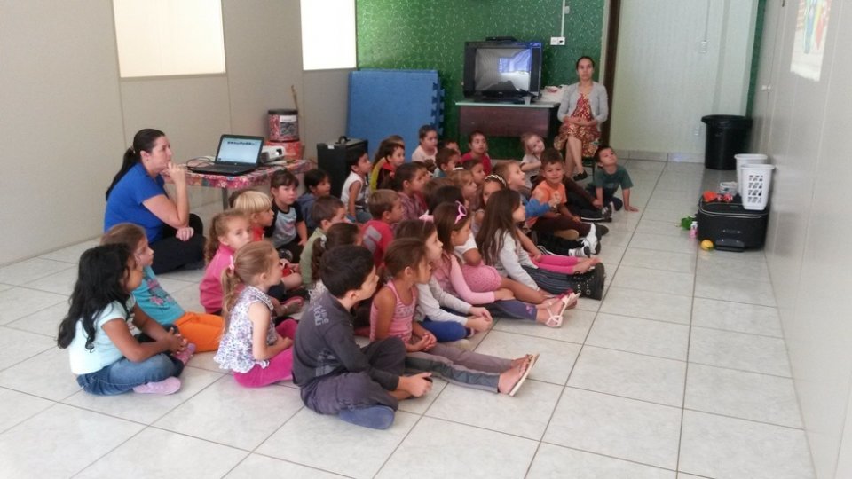 A Turminha da Reciclagem continua conscientizando alunos em diversas escolas