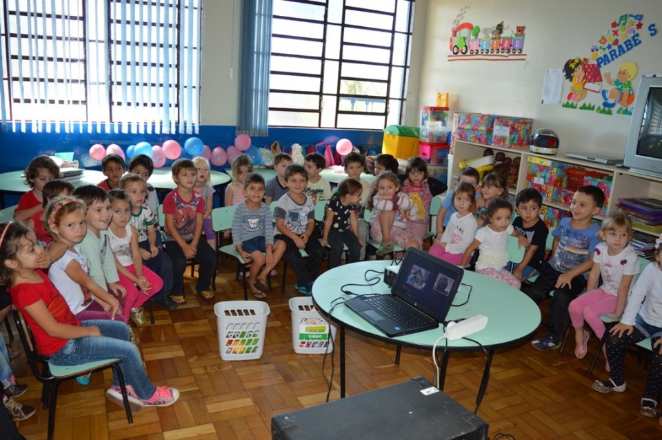 A Turminha da Reciclagem continua conscientizando alunos em diversas escolas