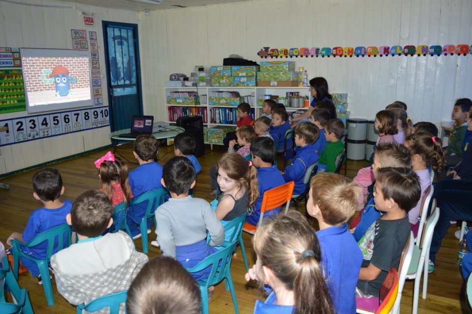 A Turminha da Reciclagem continua conscientizando alunos em diversas escolas