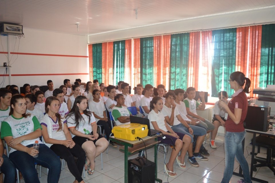 A Turminha da Reciclagem continua conscientizando alunos em diversas escolas