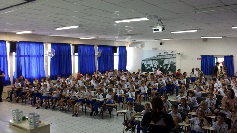 A Turminha da Reciclagem continua conscientizando alunos em diversas escolas