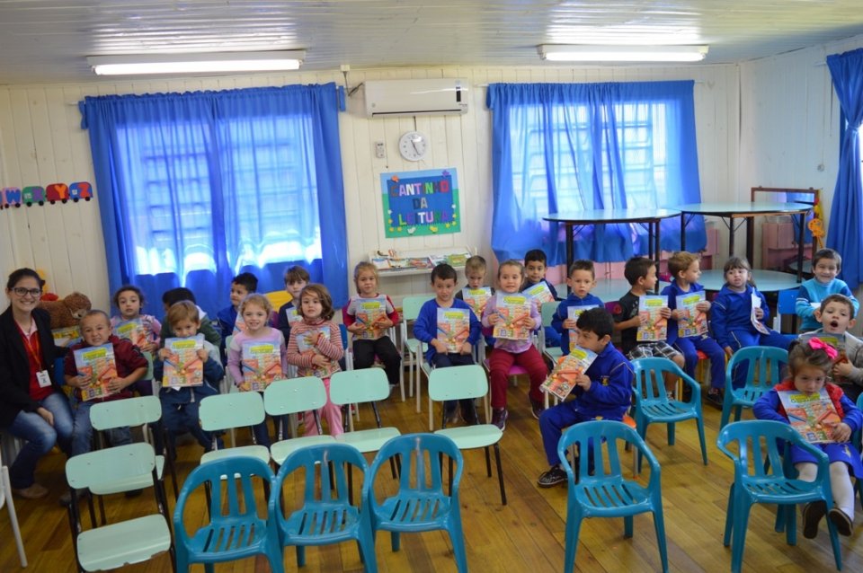 A Turminha da Reciclagem continua conscientizando alunos em diversas escolas