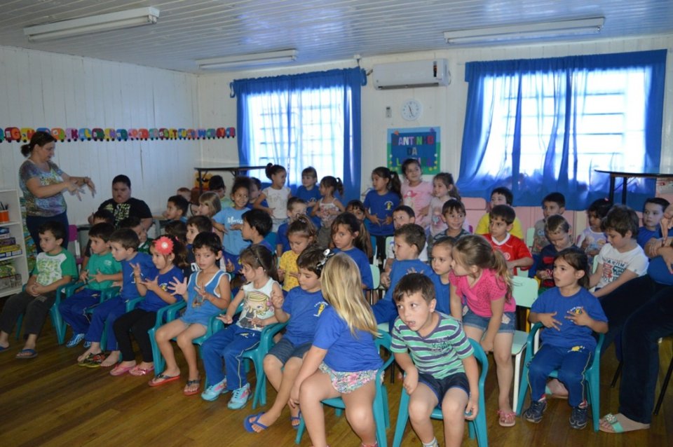 A Turminha da Reciclagem continua conscientizando alunos em diversas escolas