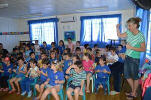 A Turminha da Reciclagem continua conscientizando alunos em diversas escolas