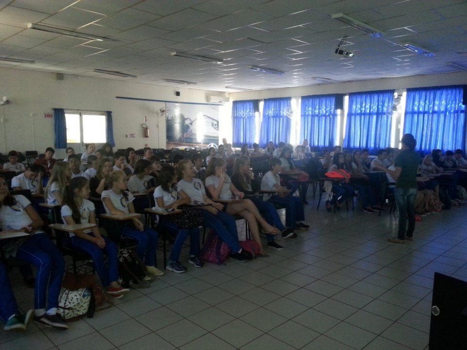 A Turminha da Reciclagem continua conscientizando alunos em diversas escolas