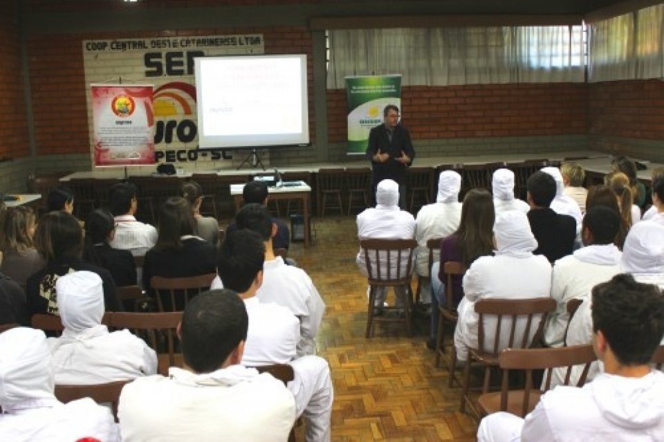 FAMÍLIA É TUDO DESENVOLVEU 45 AÇÕES, COM 2.884 PESSOAS EM 2013...