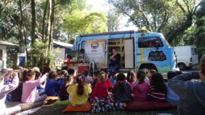 Eu vou contar uma história, agora preste atenção (...)