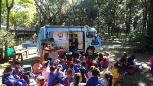 Eu vou contar uma história, agora preste atenção (...)