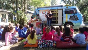 Eu vou contar uma história, agora preste atenção (...)