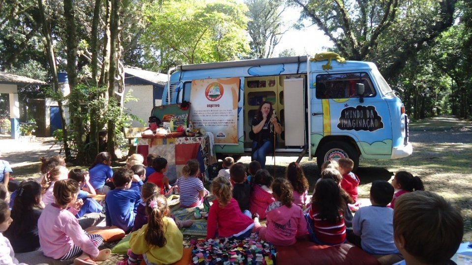 Eu vou contar uma história, agora preste atenção (...)