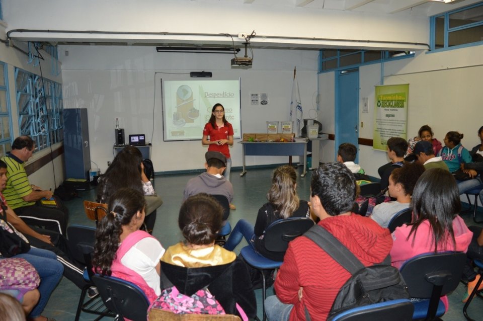 A Turminha da Reciclagem ensina divertindo