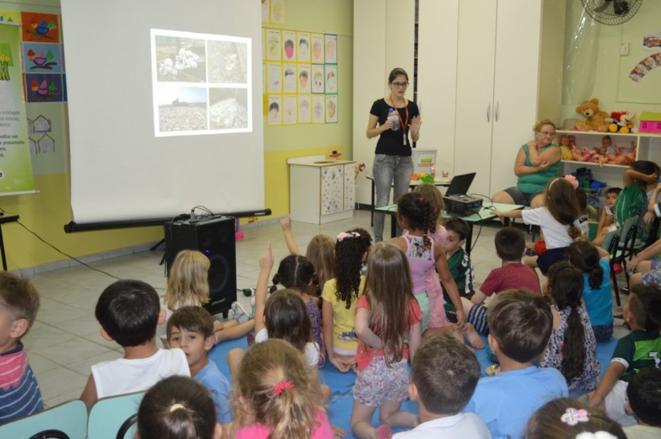 A Turminha da Reciclagem ensina divertindo