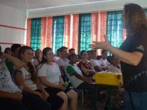 Roda de Leitura recebe contribuição de voluntários em atividades