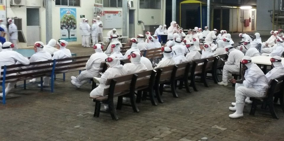 Roda de Leitura leva empregados ao mundo da imaginação com suas histórias