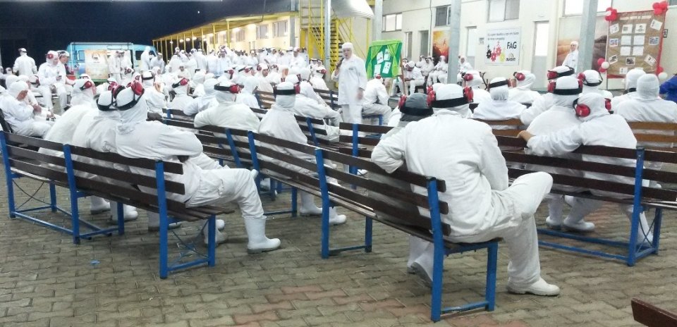 Roda de Leitura leva empregados ao mundo da imaginação com suas histórias