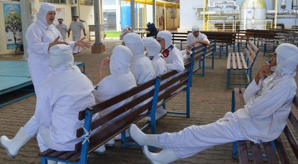 Roda de Leitura leva empregados ao mundo da imaginação com suas histórias