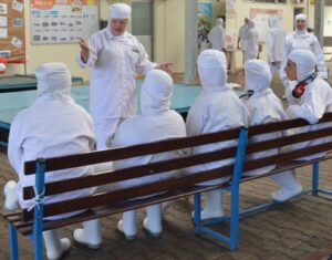 Roda de Leitura leva empregados ao mundo da imaginação com suas histórias