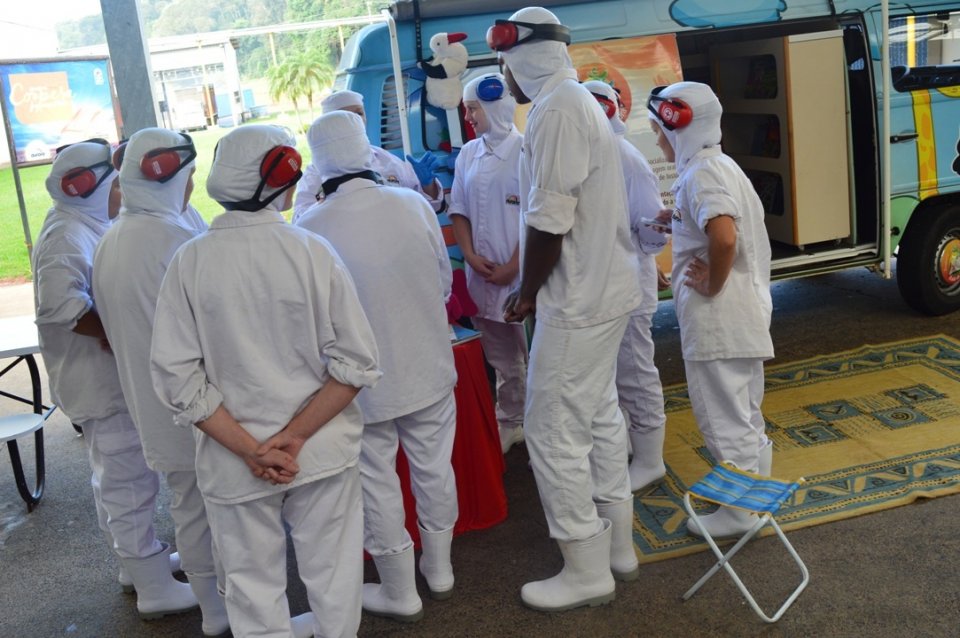 Roda de Leitura leva empregados ao mundo da imaginação com suas histórias