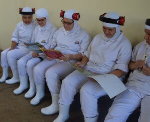 Roda de Leitura leva empregados ao mundo da imaginação com suas histórias