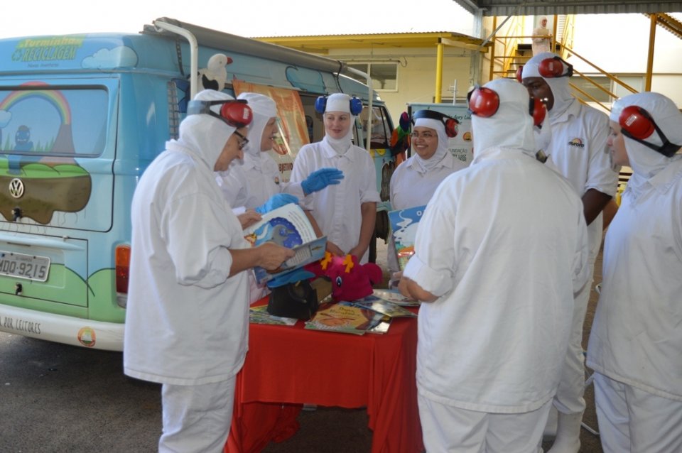 Roda de Leitura leva empregados ao mundo da imaginação com suas histórias